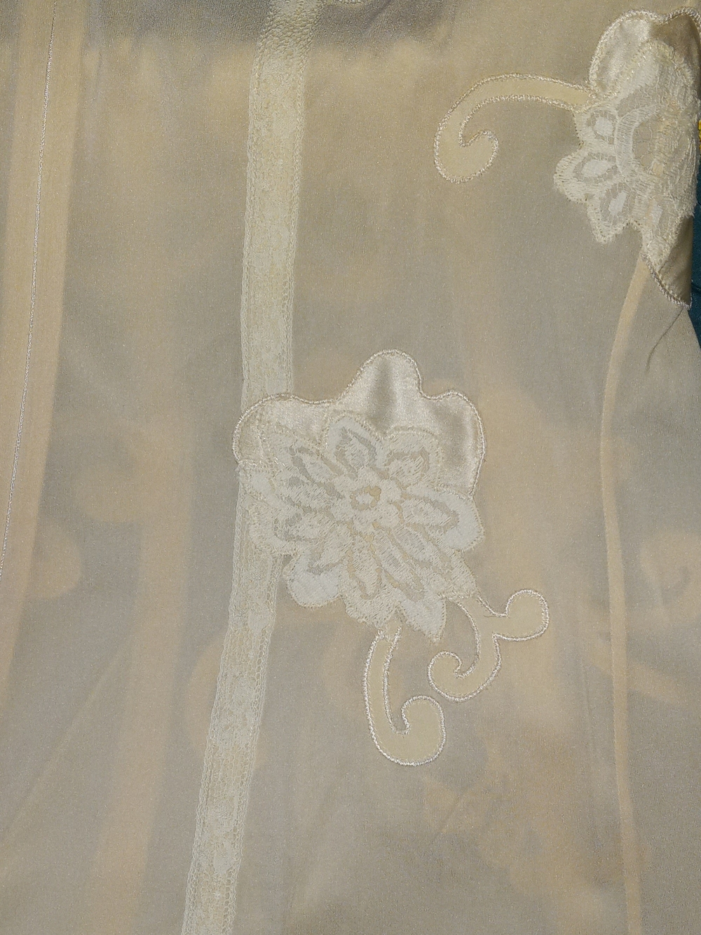 Dolce&Gabbana Vintage Y2K Ivory Colored Silk/Lace Camisole W/Floral Apliques - Picture 6 of 15